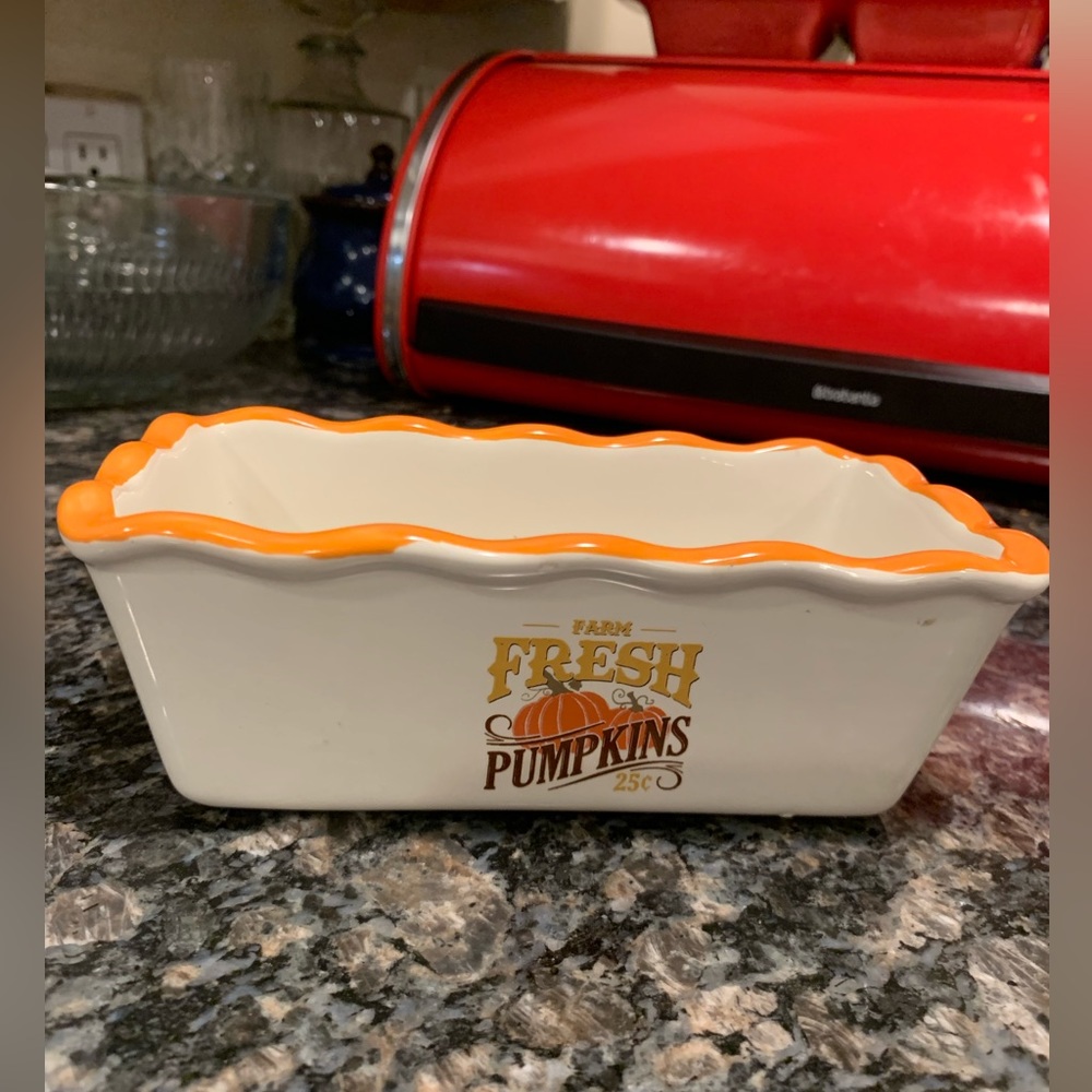 Autumn themed small loaf baking pan, oven and dishwasher safe. In EUC!!